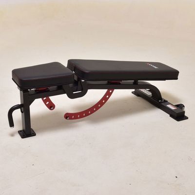 Sit Up Bench-oefenapparatuur met metalen frame en rode verstelbare rugleuning