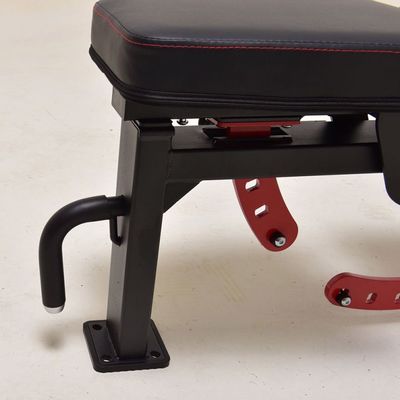 Sit Up Bench-oefenapparatuur met metalen frame en rode verstelbare rugleuning